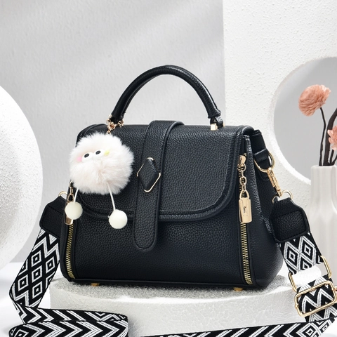 Borsa A Mano In Pelle PU Grana Litchi Con Tracolla Larga Geometrica Ciondolo Peluche Borsa A Tracolla Per Donna