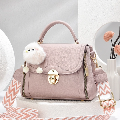 Sac à Main en Cuir PU Texture Litchi pour Femmes Avec Bandoulière Large Géométrique Sac Bandoulière Mode Avec Charme en Peluche