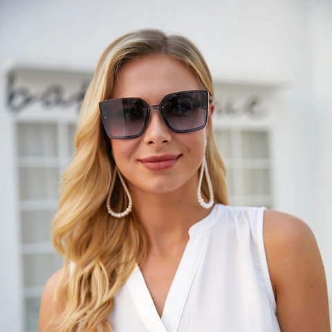 Women Oversized Square Sunglasses With Gradient PC Lenses And UV400 Protection Fashion PC Frame Eyewear Retro Style