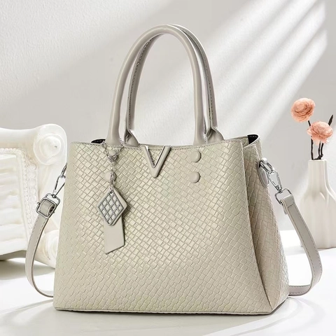 Sac À Main Femme En Cuir PU Texturé Sac À Bandoulière Grande Capacité Avec Décor En Forme De V En Métal Et Bandoulière Amovible