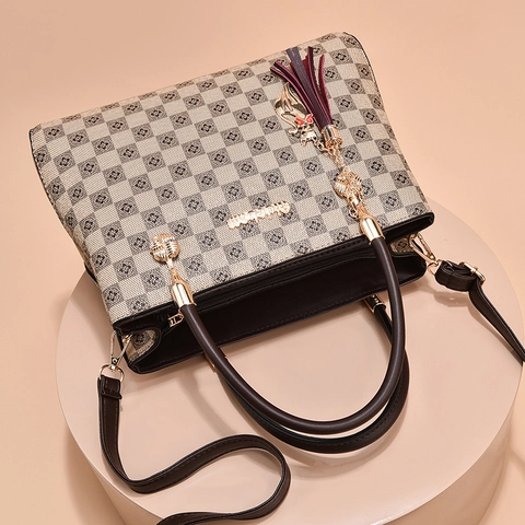 Bolso De Mano Para Mujer Cuero PU Patrón De Cuadros Retro Asa Superior Bolso De Hombro Con Borla Colgante De Gato