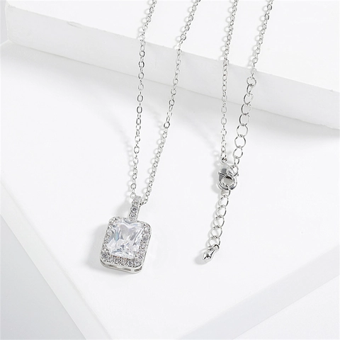 Collar Con Colgante De Circonita Rectangular Aleación Color Plata Corte Esmeralda Halo Diseño Minimalista Joyas Mujer