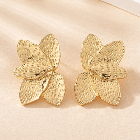 Blumen Ohrstecker Vergoldete Legierung Texturierte Gehämmerte Blütenblätter Elegante Mode Pendler Stil Für Damen