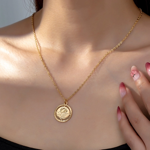 Elegante Halskette Mit Rosenblüten Münzanhänger Legierung Geprägt Vintage Französischer Stil Schmuck Für Damen