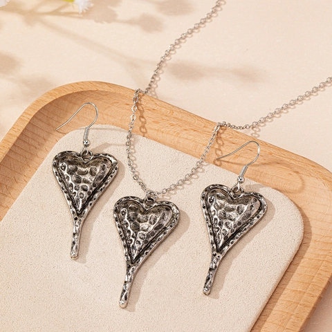 Ensemble De Bijoux Coeur Martelé Argent Antique Texture Liquide Irrégulière Collier Et Boucles D'oreilles Alliage Style Punk
