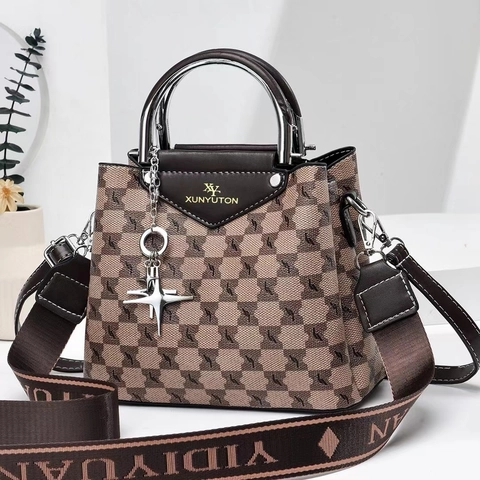 Damen Umhängetasche Mit Monogramm-Druck PU-Leder Crossbody Handtasche Metallringgriff Breitem Webband Vintage Style
