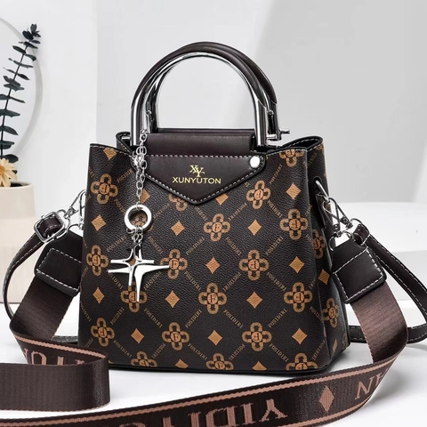 Damen Umhängetasche Mit Monogramm-Druck PU-Leder Crossbody Handtasche Metallringgriff Breitem Webband Vintage Style