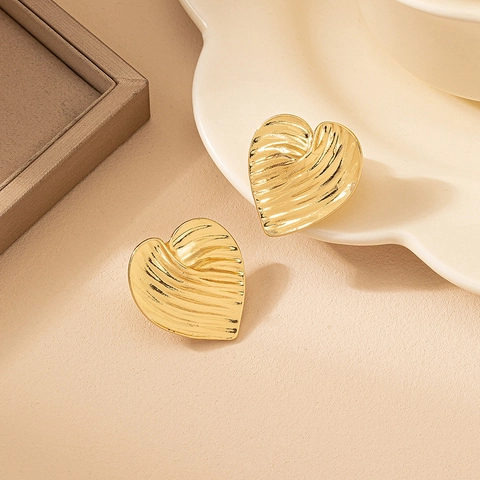 Heart Stud Earrings Zinc Alloy Gold Textured Wavy Vintage Elegant Fashion Jewelry For Women Daily Wear
