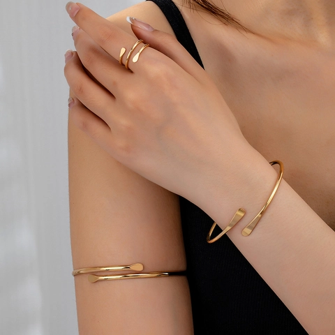 Ensemble De Bijoux En Alliage Doré Minimaliste Bracelet Jonc Ouvert Bracelet De Bras Et Bague Pour Femmes Style Élégant Géométrique