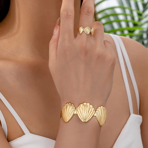 Set Di Gioielli Con Conchiglia Stile Oceano Lega Placcata Oro Bracciale Rigido Aperto E Anello Da Donna Accessorio Vacanza