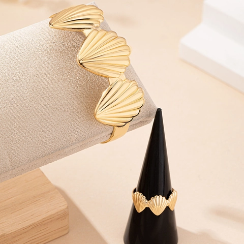 Set Di Gioielli Con Conchiglia Stile Oceano Lega Placcata Oro Bracciale Rigido Aperto E Anello Da Donna Accessorio Vacanza
