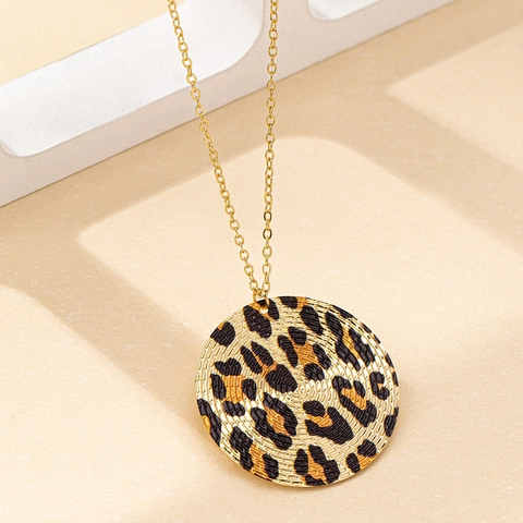 Leopard Print Round Pendant Necklace Retro Fashion Alloy Iron Jewelry For Women Daily Wear