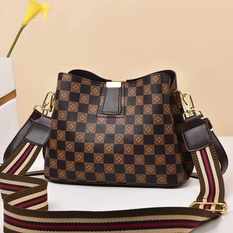 Women Bucket Bag PU Leather Checkerboard Grid Print Wide Striped Shoulder Strap Crossbody Shoulder Bag Casual Vintage