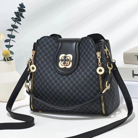 Borsa A Mano Da Donna In Pelle PU Monogramma Trapuntata Borsa A Tracolla Con Chiusura A Fiore Quadrifoglio Retro Elegante