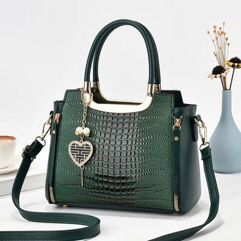 Bolso De Mano Para Mujer Patrón Cocodrilo Cuero PU Asa Metal Colgante Corazón Perla Artificial Bolso Bandolera