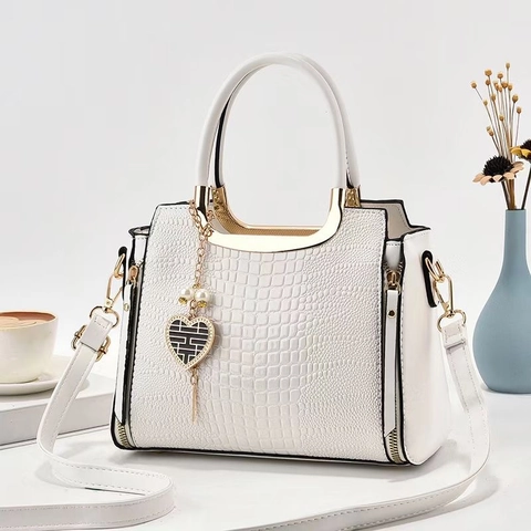 Bolso De Mano Para Mujer Patrón Cocodrilo Cuero PU Asa Metal Colgante Corazón Perla Artificial Bolso Bandolera