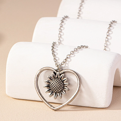 Vintage Sunflower Heart Pendant Necklace Antique Silver Color Alloy Hollow Design For Women Retro Style