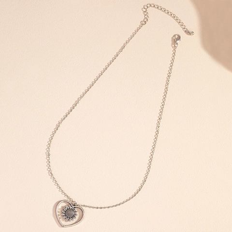 Vintage Sunflower Heart Pendant Necklace Antique Silver Color Alloy Hollow Design For Women Retro Style