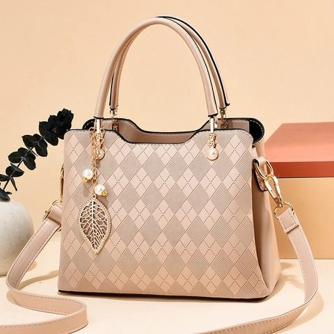 Borsa A Mano Da Donna In Pelle PU Grande Capacità Goffratura A Rombi Ciondolo Foglia Di Metallo Perla Artificial Tracolla Rimovibile