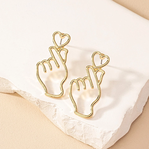 Pendientes De Botón Gesto Corazón Con Dedos Aleación Tono Dorado Forma Corazón Hueco Joyas De Moda Para Mujer