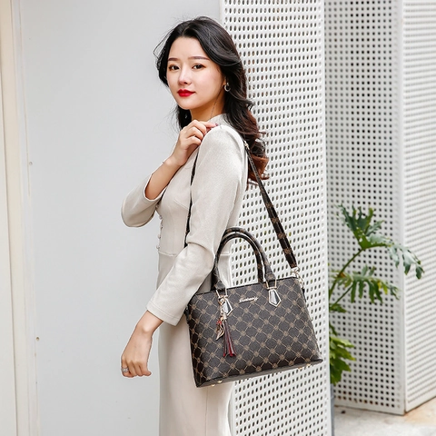 Damen Bedruckte Handtasche Und Umhängetasche PU Leder Große Kapazität Tote Vintage Monogramm Muster Mit Katzenanhänger Quaste