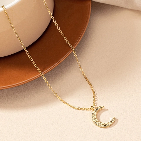 Gold Crescent Moon Pendant Hammered Texture Alloy Necklace Vintage Minimalist Retro Jewelry Neck Chain For Women
