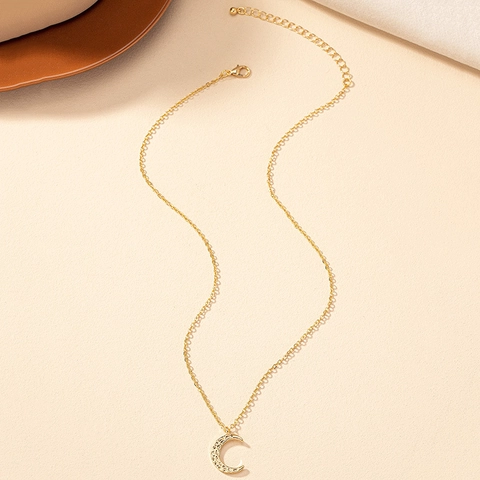 Gold Crescent Moon Pendant Hammered Texture Alloy Necklace Vintage Minimalist Retro Jewelry Neck Chain For Women