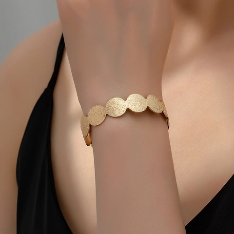Matte Gelegeerde Open Armband Minimalistisch Gegolfd Schijfontwerp Mode Sieraden Voor Dames