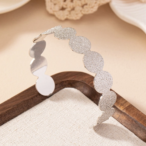 Matte Gelegeerde Open Armband Minimalistisch Gegolfd Schijfontwerp Mode Sieraden Voor Dames
