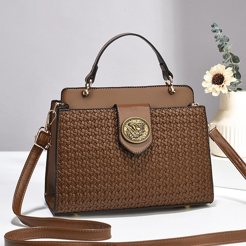 Vintage Women Woven PU Leather Shoulder Bag Contrast Color Handbag With Metal Lion Medallion Fashion Crossbody Bag