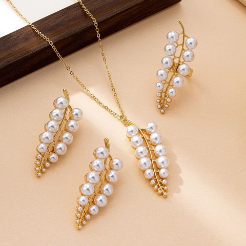 Blatt Künstliche Perle Halskette Ohrringe Ring Schmuckset Legierung Vergoldet Elegantes Florales Design Für Frauen Sommerurlaub Stil