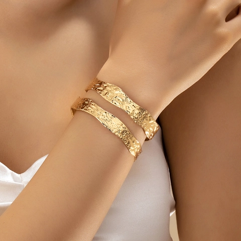 Brazalete De Puño Con Textura Martillada Para Mujer Aleación Ajustable Color Oro Borde Ondulado Joyería