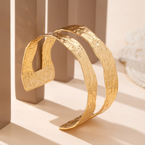 Brazalete De Puño Con Textura Martillada Para Mujer Aleación Ajustable Color Oro Borde Ondulado Joyería