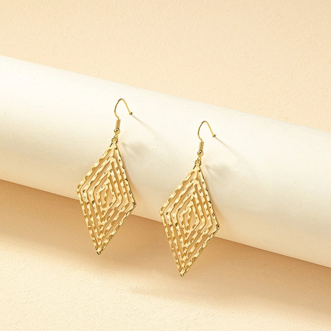 Legierung Gehämmerte Rhombus Ohrringe Für Damen Mehrlagig Hohl Verschachtelt Geometrischer Modeschmuck Goldton