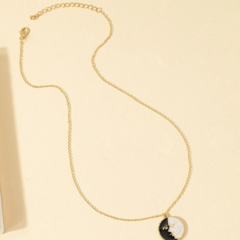 Collar Con Colgante De Perfil De Cara Artística Aleación Chapado En Oro Esmalte Moneda Redonda Joyería Minimalista Retro Para Mujer