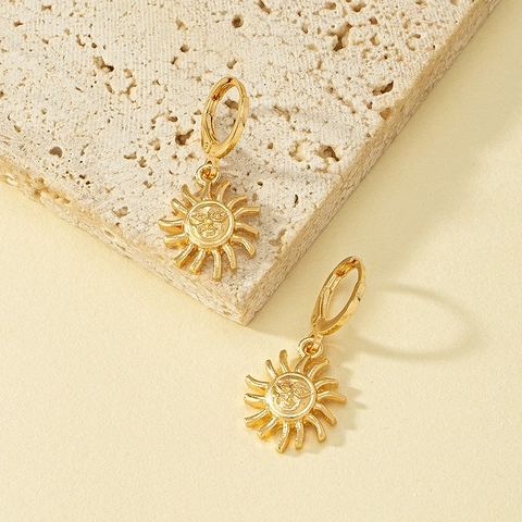 Zon Gezicht Hanger Hoop Oorbellen Vintage Goud Legering Reliëf Sunburst Boho Stijl Voor Dames Mode Sieraden