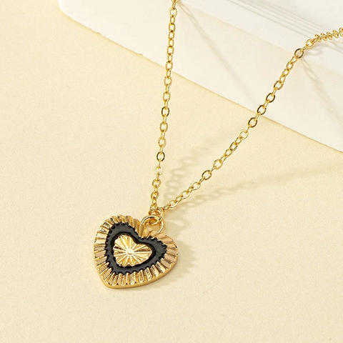 Vintage Heart Pendant Necklace Alloy Black Enamel Textured Edges Retro Gold Plated Jewelry For Women Elegant Fashion
