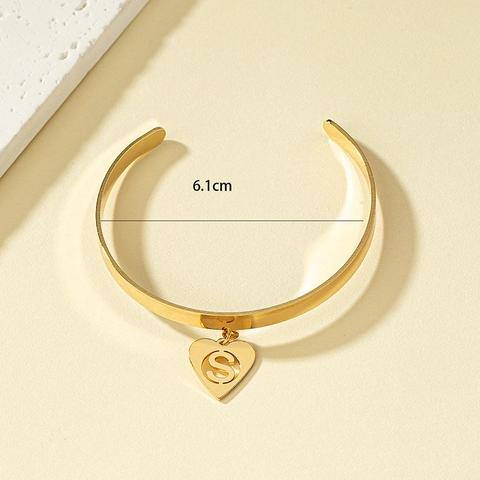 Minimalistische Vergulde Legering Open Armring Met Hol Hart Initiaal Letter S Hanger Mode Sieraden Voor Dames