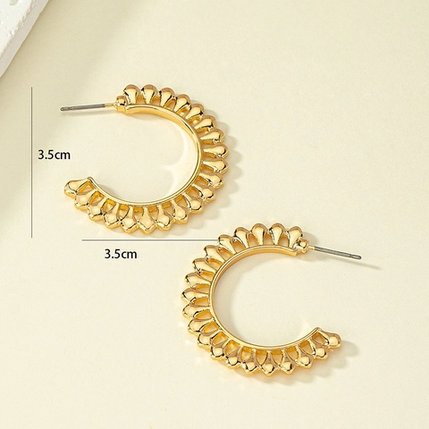 Legierung Vergoldete C-Förmige Creolen Vintage Hohl Scalloped Textur Geometrischer Minimalistischer Schmuck Für Frauen