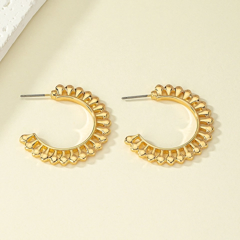 Legierung Vergoldete C-Förmige Creolen Vintage Hohl Scalloped Textur Geometrischer Minimalistischer Schmuck Für Frauen