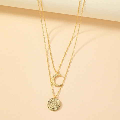 Collar De Capas Chapado En Oro Aleación Martillado Luna Creciente Disco Colgante Joyería Minimalista Para Mujeres