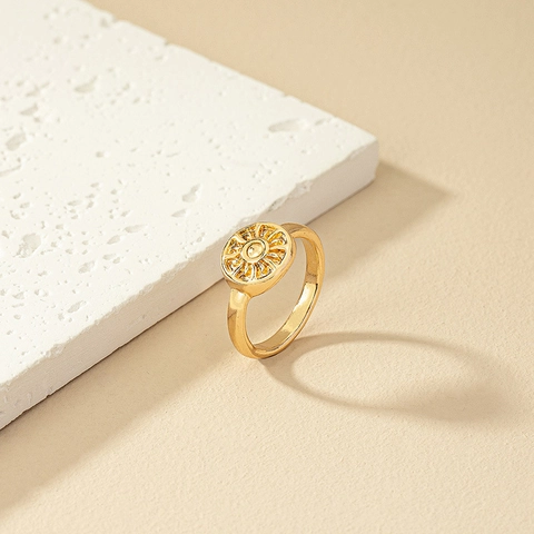 Vintage Alloy Ring With Sun Pattern Round Signet Gold Color Minimalist Fashion Jewelry For Women