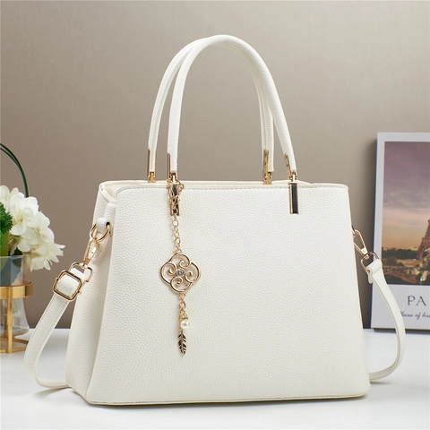 Borsa da Donna in Pelle PU con Trama Litchi Grande Capacità Borsa a Spalla Con Ciondolo a Fiore e Perla Oro Gioielli