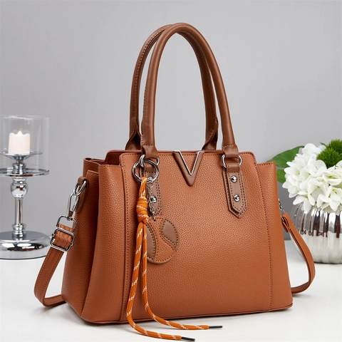 Sac À Main Élégant Femme Cuir PU Texture Litchi Sac Fourre-Tout Bandoulière Avec Sangle Amovible Et Décor Métal V