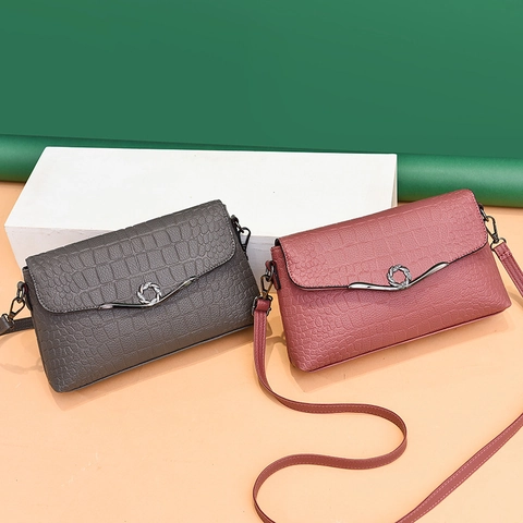 Women Crocodile Embossed PU Leather Crossbody Bag Flap Handbag With Metal Ring Buckle Adjustable Strap Elegant