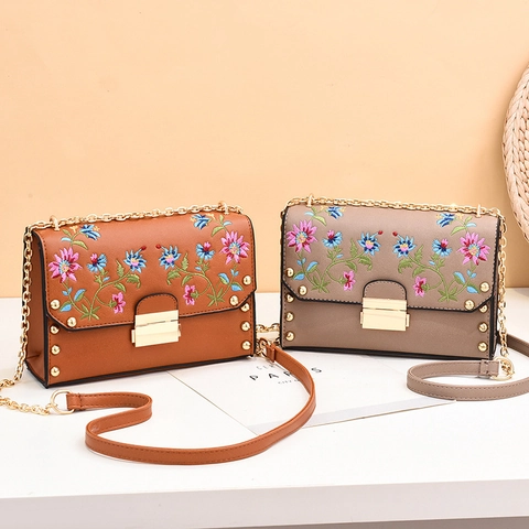 Borsa A Tracolla Donna Pelle PU Ricamo Floreale Borchie Dorate Tracolla Catena Metallo Retro Piccola Borsa Quadrata