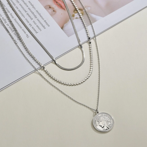Collier Multi Rangs En Acier Inoxydable Pendentif Pièce Ronde Relief Tête Style Français Vintage Femme