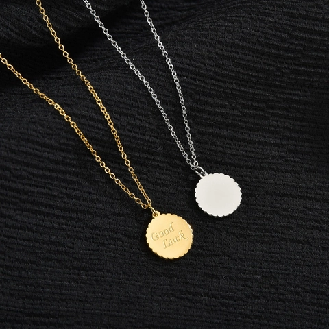 Collier En Acier Inoxydable Avec Pendentif Rond Bord Festonné Gravure Good Luck Bijoux Minimalistes Style Ins Pour Femmes