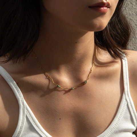 Vintage French Style Stainless Steel Necklace Minimalist Gold Plated Wavy Chain Colored Beaded Flower Pendant For Women