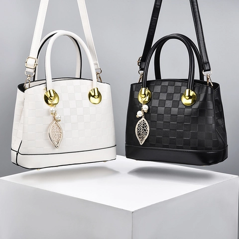 Borsa A Spalla In Pelle PU Goffrata A Scacchi Donna Borsa A Mano Tracolla Grande Capacità Con Pendente In Perla Artificial A Foglia